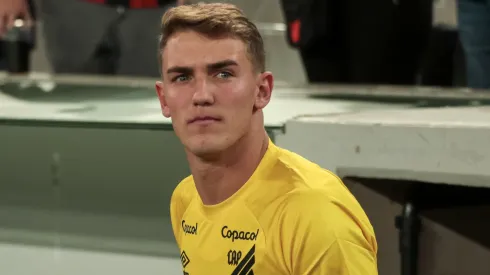 Léo Link goleiro do Athletico-PR durante entrada em campo para partida contra o Coritiba no estádio Arena da Baixada pelo campeonato BRASILEIRO A 2023. Foto: Robson Mafra/AGIF
