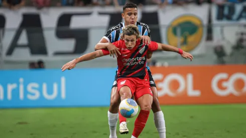 Gustavo Martins jogador do Grêmio disputa lance com Augustín Canobbio jogador do Athletico-PR durante partida no estádio Arena do Grêmio pelo campeonato Brasileiro A 2024. Foto: Maxi Franzoi/AGIF
