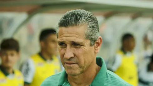 Jorginho tecnico do Coritiba durante partida contra o Parana Clube no estadio Vila Capanema pelo campeonato Brasileiro B 2019. Treinador recebeu alerta da torcida
