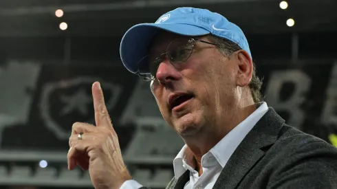 John Textor, presidente da SAF do Botafogo, durante partida contra o Atletico-GO, no Estádio Nilton Santos, pelo Campeonato Brasileiro.
