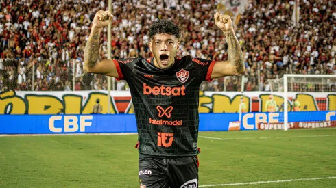 Foto: Divulgação/Vitória – Filipe Machado comemorando triunfo em cima do Cuiabá.
