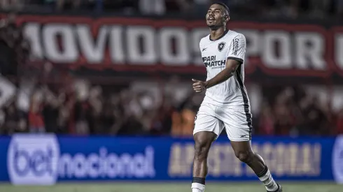 Cuiabano jogador do Botafogo durante partida contra o Atletico-GO no estadio Antonio Accioly pelo campeonato Brasileiro A 2024. Foto: Heber Gomes/AGIF
