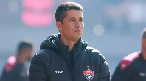 Thiago Carpini, técnico do Vitória, durante partida contra o Grêmio, no estádio Francisco Stedile, pelo Campeonato Brasileiro.
