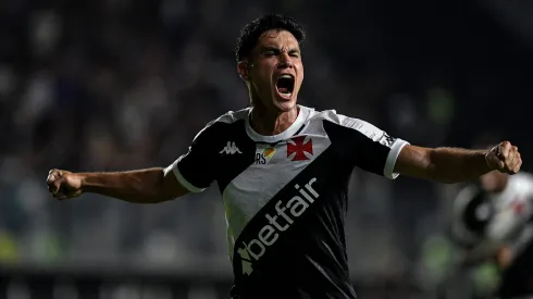 Galdames, jogador do Vasco, comemora gol durante partida contra o Vitória, em São Januário, pelo Campeonato Brasileiro.
