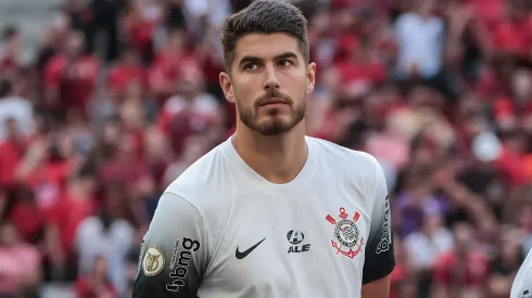 Pedro Raul jogador do Corinthians durante execução do hino nacional antes da partida contra o Athletico-PR no estádio Arena da Baixada pelo campeonato Brasileiro A 2024. Atacante virou alvo dos torcedores.
