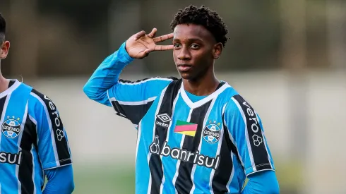 O jogador Gabriel Mec durante partida entre Gremio x Cruzeiro pelo campeonato Brasileiro Sub-20 no Ct Presidente Helio dourado. Gabriel Mec. Existem rumores de um suposto negocio com o Chelsea intermediado pelo pai do atacante Neymar Jr. Atacante foi negociado com a Premier League
