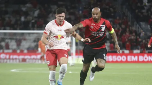  Thiago Heleno jogador do Athletico-PR disputa lance com Thiago Borbas jogador do Bragantino durante partida no estádio Arena da Baixada pelo campeonato Copa Do Brasil 2024. Foto: Gabriel Machado/AGIF
