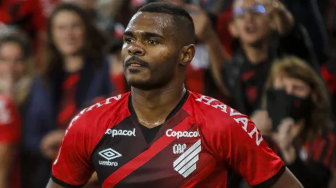 Nikão faz desabafo no Athletico. 
