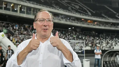 John Textor, dono do Botafogo, durante partida contra o Fortaleza no Nilton Santos, pelo Campeonato Brasileiro.
