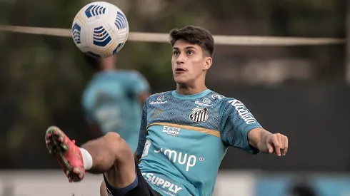 Gabriel Pirani em treinamento no CT Rei Pelé. Torcida tomou decisão sobre o meia. 
