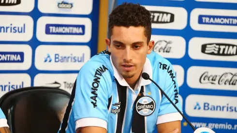 Rui Costa, executivo de futebol do Gremio, apresenta os jogadores Willian Jose e Alex Telles como novos reforcos para a temporada 2013. 
