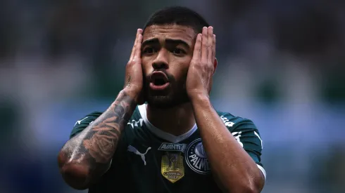 Bruno Tabata jogador do Palmeiras reclama com a arbitragem durante partida contra o Sao Paulo no estadio Arena Allianz Parque pelo campeonato Paulista 2023.
