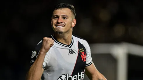 Hugo Moura jogador do Vasco comemora gol durante partida contra o Fortaleza no estadio Sao Januario pelo campeonato Brasileiro A 2024.
