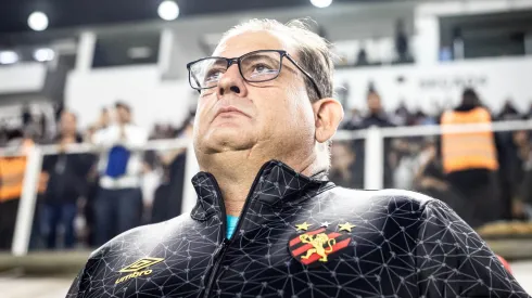 Guto Ferreira tecnico do Sport durante partida contra o Santos no estadio Vila Belmiro pelo campeonato Brasileiro B 2024.
