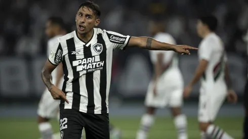 Damian Suarez jogador do Botafogo durante partida contra o Fluminense no estadio Engenhao pelo campeonato Brasileiro A 2024. Foto: Jorge Rodrigues/AGIF
