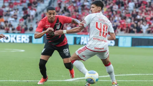 Christian jogador do Athletico-PR disputa lance com Rômulo jogador do Internacional durante partida no estádio Arena da Baixada pelo campeonato Brasileiro A 2024. Foto: Robson Mafra/AGIF
