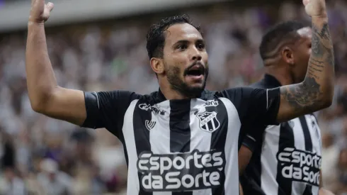 Lourenco jogador do Ceara comemora seu gol durante partida contra o Botafogo-SP no estadio Arena Castelao pelo campeonato Brasileiro B 2024. Foto: Lucas Emanuel/AGIF
