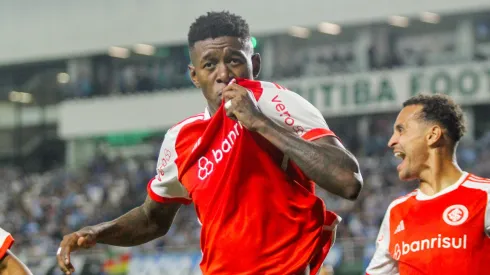 Vitão, jogador do Internacional, comemorando seu gol durante partida contra o Grêmio, no Couto Pereira, pelo Campeonato Brasileiro.
