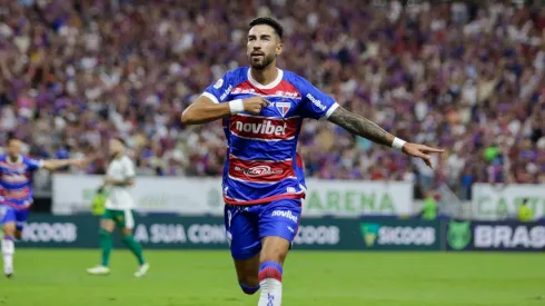 Lucero, jogador do Fortaleza, comemora seu gol em partida contra o Palmeiras, na Arena Castelão, pelo Campeonato Brasileiro.
