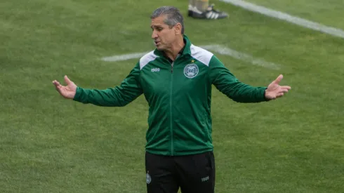 Jorginho, técnico do Coritiba, durante partida contra o Vasco no Couto Pereira, pelo Campeonato Brasileiro de 2020
