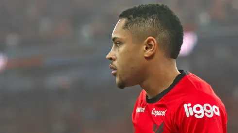  Vitor Roque jogador do Athletico-PR durante partida contra o Flamengo no estádio Arena da Baixada pelo campeonato Copa do Brasil 2023. Centroavante recebeu oferta milionária
