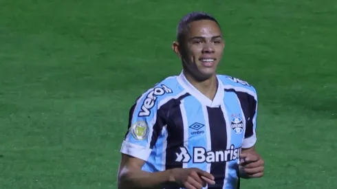 Vanderson, ex-jogador do Grêmio, comemorando seu gol na partida contra o São Paulo, no Morumbi, pelo Campeonato Brasileiro de 2021.
