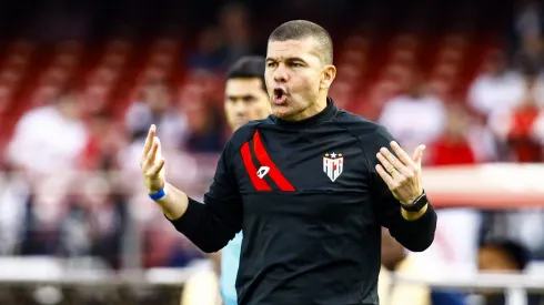 Umberto Louzer, técnico do Atletico-GO, durante partida contra o Sao Paulo no MorumBis, pelo Campeonato Brasileiro.
