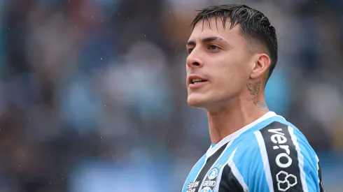 Pavon jogador do Grêmio comemora seu gol durante partida contra o Operário no estádio Francisco Stédile pelo campeonato Copa Do Brasil 2024. Ponta está sendo criticado
