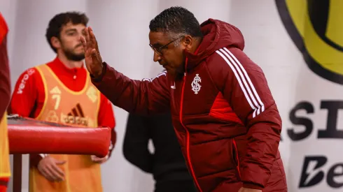 Roger Machado técnico do Internacional durante partida contra o Athletico-PR no estádio Beira-Rio pelo campeonato Brasileiro A 2024. Foto: Maxi Franzoi/AGIF
