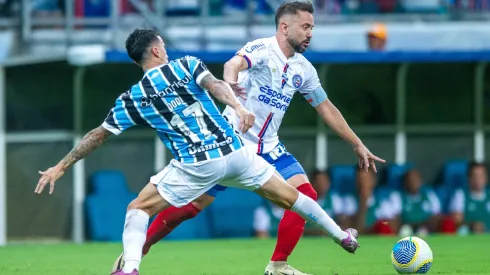Everton Ribeiro jogador do Bahia disputa lance com Dodi jogador do Grêmio durante partida no estádio Arena Fonte Nova pelo campeonato Brasileiro A 2024. Foto: Jhony Pinho/AGIF
