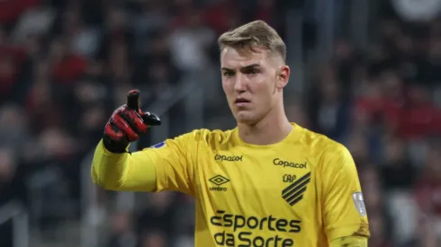 Leo Linck goleiro do Athletico-PR durante partida contra o Cerro Porteno no estadio Arena da Baixada pelo campeonato Copa Sul-Americana 2024. Foto: Robson Mafra/AGIF
