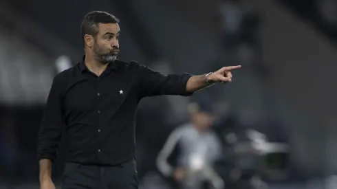 Artur Jorge tecnico do Botafogo durante partida contra o Palmeiras pela Copa Libertadores 2024. Foto: Jorge Rodrigues/AGIF
