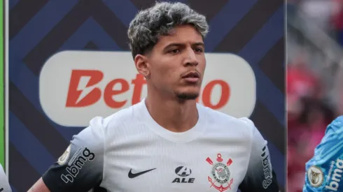 Caetano jogador do Corinthians durante execução do hino nacional antes da partida contra o Athletico-PR no estádio Arena da Baixada pelo campeonato Brasileiro A 2024. Foto: Robson Mafra/AGIF
