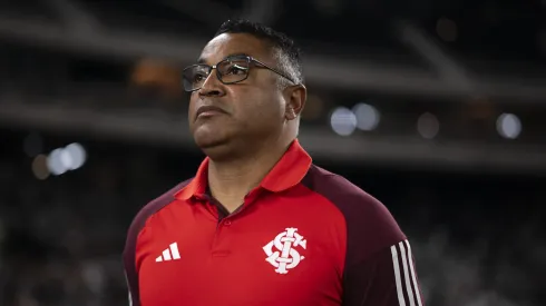 Roger Machado, técnico do Internacional, durante partida contra o Botafogo no Nilton Santos, pelo Campeonato Brasileiro.
