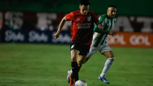 Erick jogador do Athletico-PR durante partida contra o Juventude no estádio Alfredo Jaconi pelo campeonato Brasileiro A 2024. Foto: Luiz Erbes/AGIF
