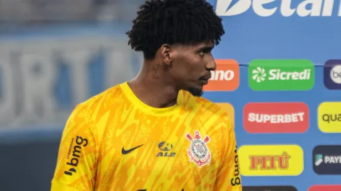 Hugo Souza durante confronto contra o Grêmio na Copa do Brasil de 2024.
