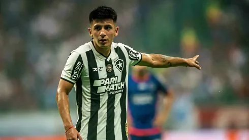 Almada jogador do Botafogo durante partida contra o Bahia no estádio Arena Fonte Nova pelo campeonato Brasileiro A 2024. Argentino recebeu recado do treinador
