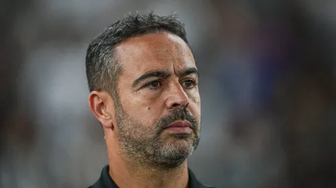 Artur Jorge tecnico do Botafogo durante partida contra o Athletico-PR no estadio Engenhao pelo campeonato Brasileiro A 2024. Técnico pediu novo reforço
