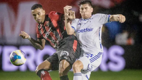 Alerrandro jogador do Vitoria disputa lance com Romero jogador do Cruzeiro durante partida no estádio Barradão pelo campeonato Brasileiro A 2024. Foto: Jhony Pinho/AGIF
