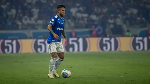 Matheus Henrique jogador do Cruzeiro durante partida contra o Atlético-MG no estádio Mineirão pelo campeonato Brasileiro A 2024. Foto: Fernando Moreno/AGIF
