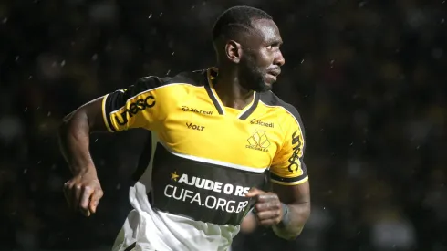 Bolasie, jogador do Criciuma, durante partida contra o Bahia no estádio Heriberto Hulse, pela Copa do Brasil.
