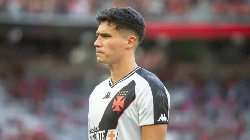 Galdames jogador do Vasco durante partida contra o Athletico-PR no estadio Arena da Baixada pelo campeonato Brasileiro A 2024. Volante deve ter negociação melada
