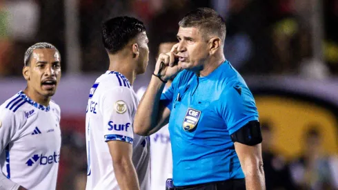 O árbitro Marcelo de Lima Henrique durante partida entre Vitoria e Cruzeiro no estádio Barradão pelo campeonato Brasileiro A 2024. Foto: Jhony Pinho/AGIF
