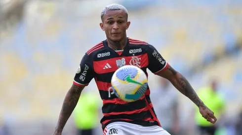 Wesley, jogador do Flamengo, durante partida contra o Palmeiras no Maracanã, pelo Campeonato Brasileiro.
