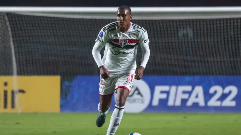 Luizão, hoje zagueiro do West Ham, com a camisa do São Paulo na Copa Sul-Americana de 2022.
