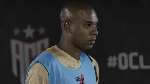 Fernandinho, jogador do Athletico-PR, durante partida contra o Atletico-GO no estádio Antonio Accioly, pelo Campeonato Brasileiro.
