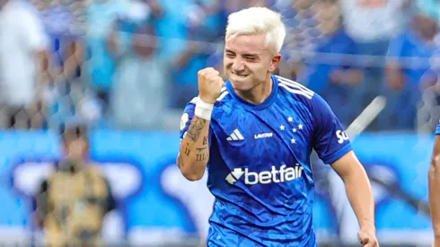 Barreal, jogador do Cruzeiro, comemora seu gol durante partida contra o Corinthians no Mineirão, pelo Campeonato Brasileiro.
