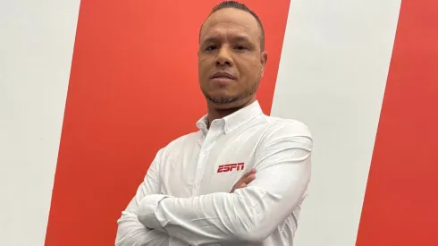 Luiz Fabiano posa para foto e se torna comentarista da ESPN. 
