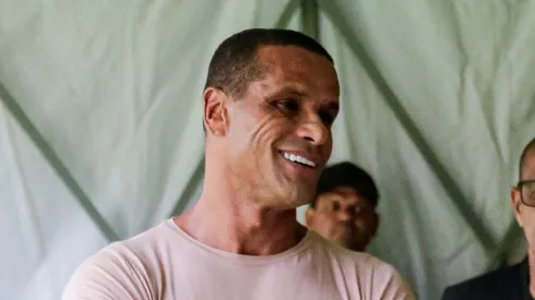 Ex-jogador Rivaldo e presidente do Retrô Laércio Guerra são visto antes da partida entre Retrô e Pacajus no estádio Arena Pernambuco pelo campeonato Brasileiro D 2023. Foto: Rafael Vieira/AGIF