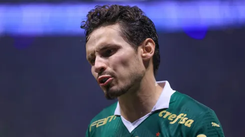 Raphael Veiga jogador do Palmeiras lamenta durante partida contra o Botafogo no estadio Arena Allianz Parque pelo campeonato Copa Libertadores 2024. Titular virou alvo da torcida após a queda
